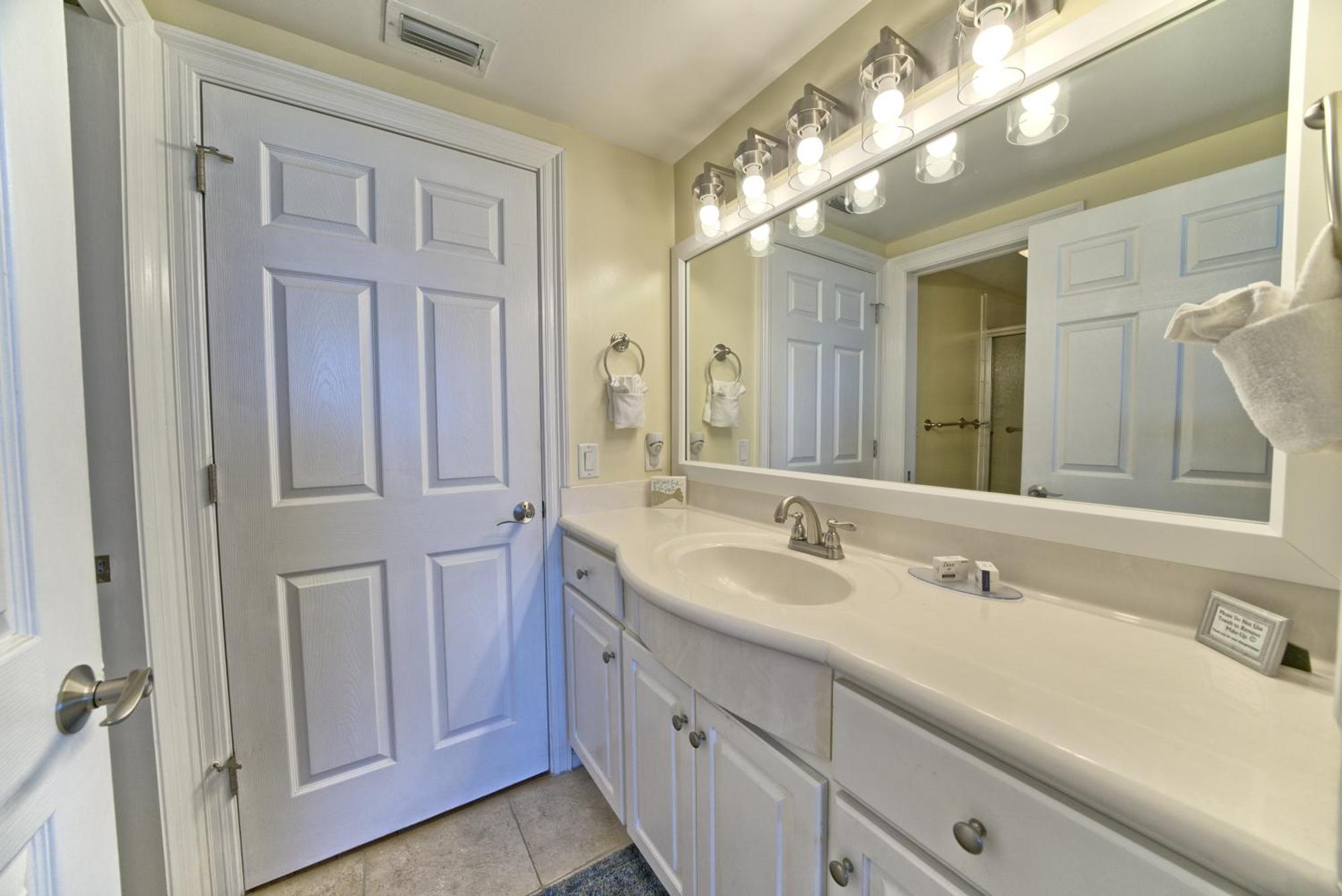 Roomy With Pool And Access - Unit 0502 Apartment