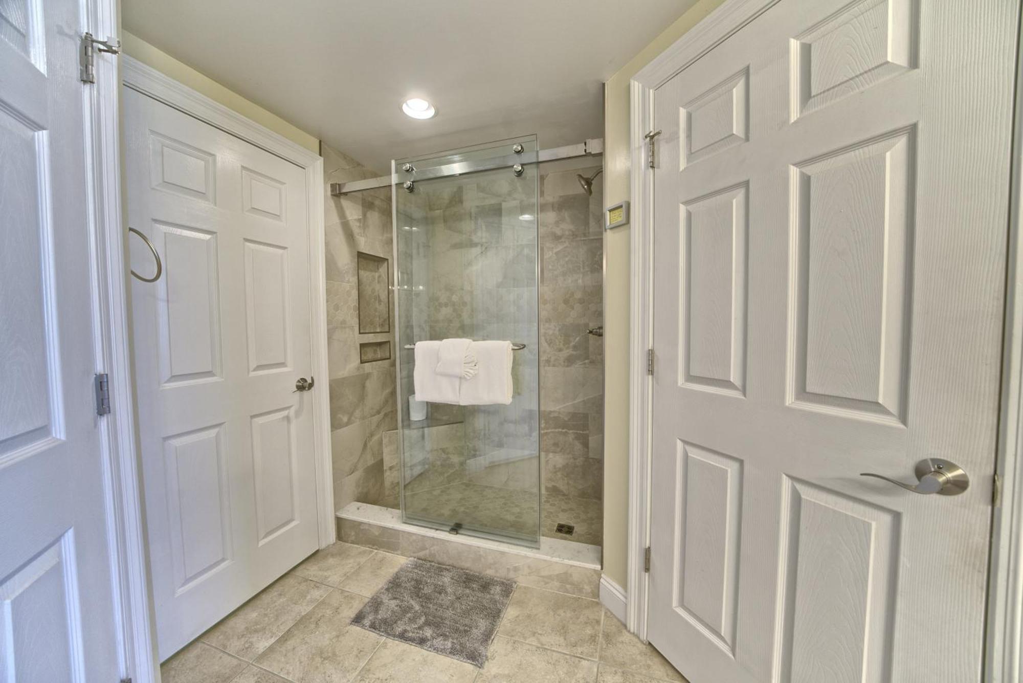Roomy With Pool And Access - Unit 0502 Apartment *