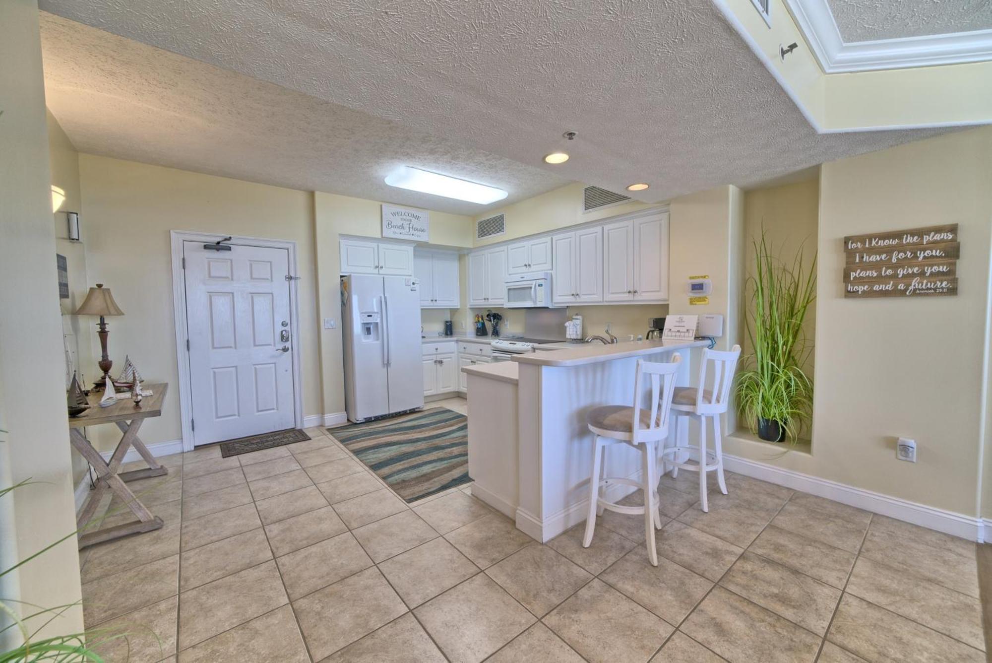 Apartment Roomy With Pool And Access - Unit 0502 *