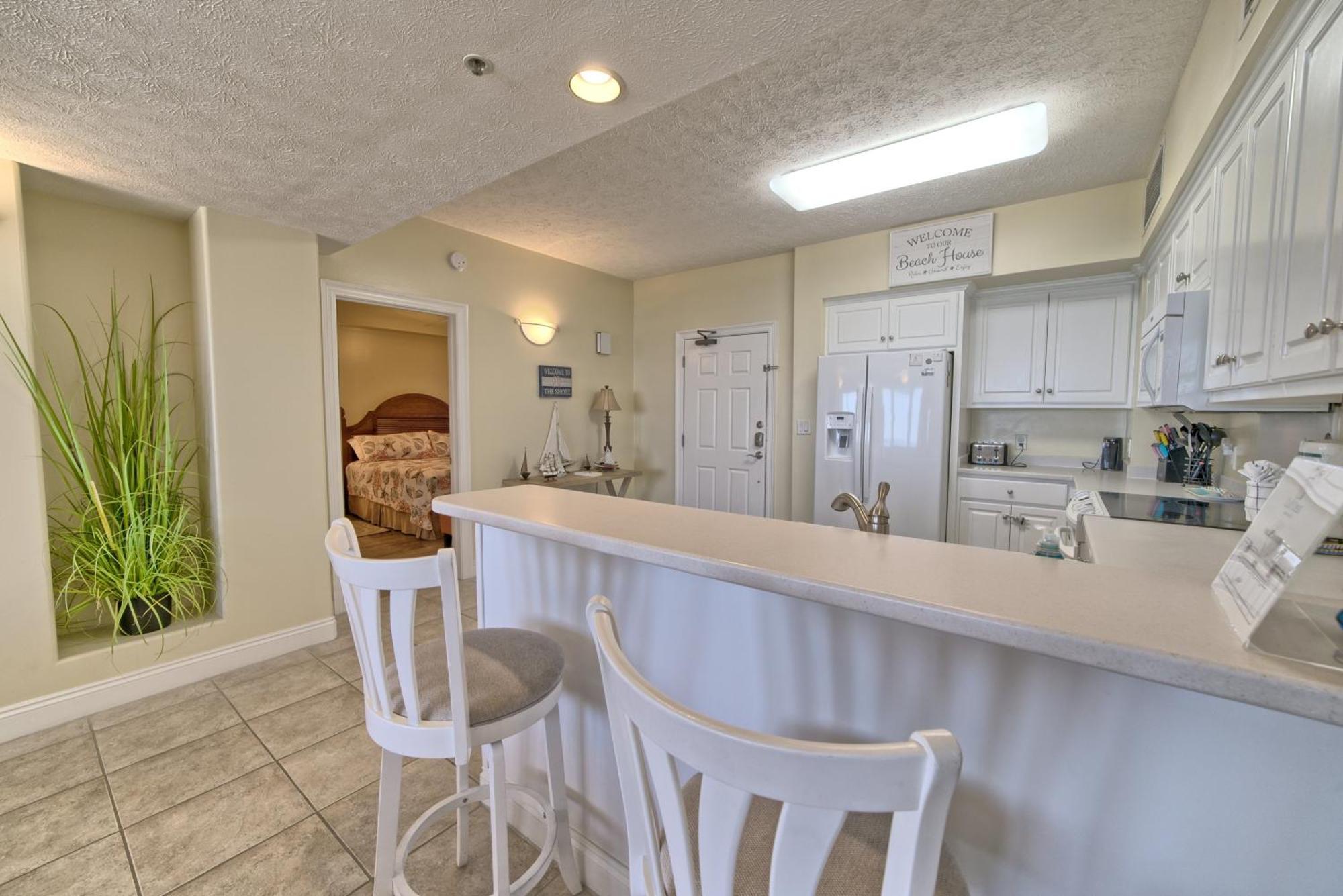 Apartment Roomy With Pool And Access - Unit 0502 *